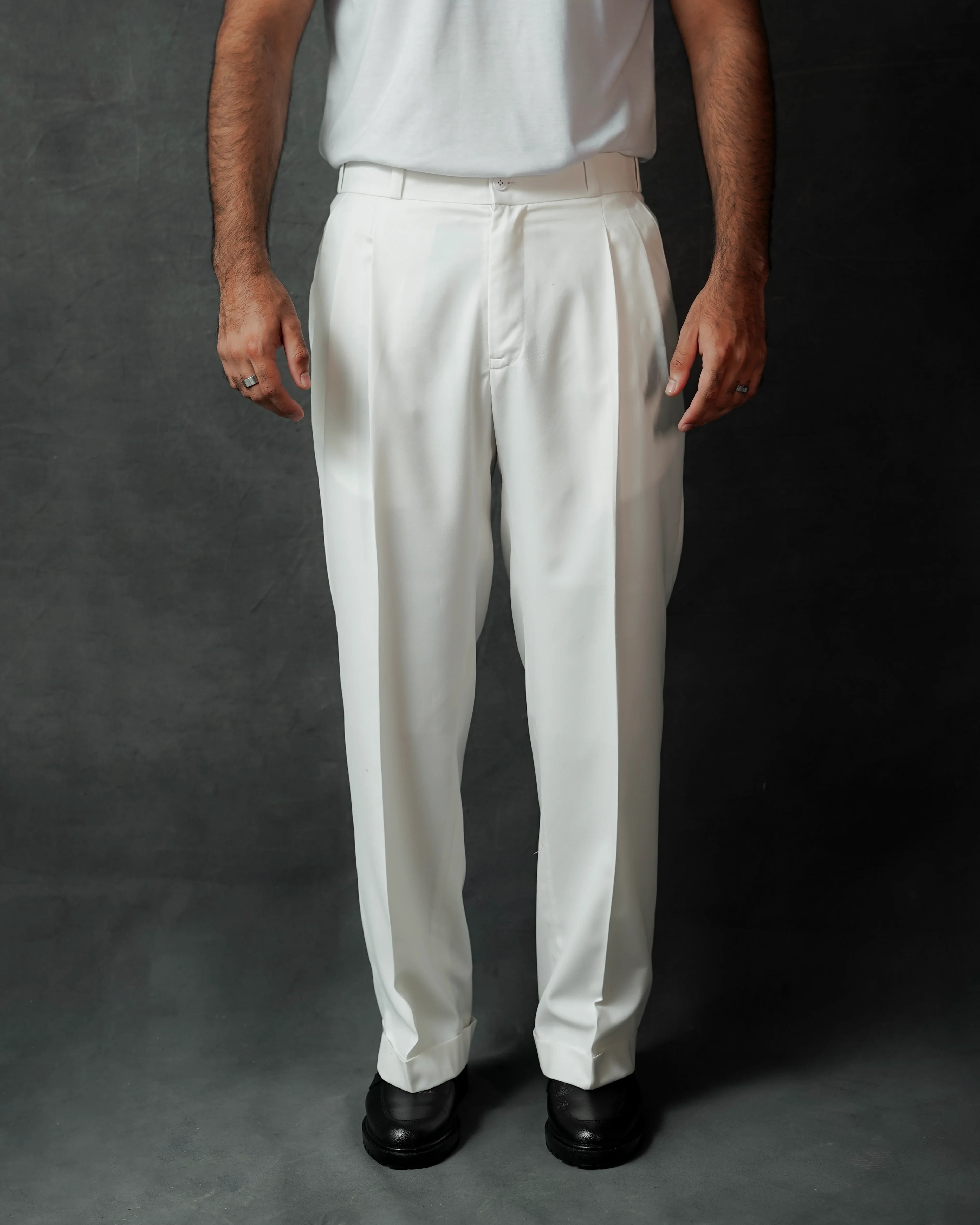 WHITE PLEATED STRAIGHT PANT