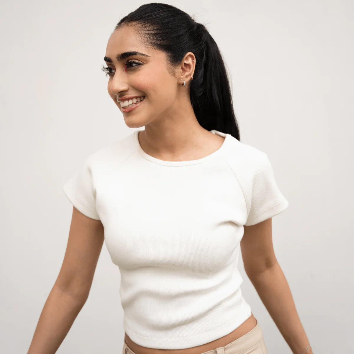 White Round Neckline Short Sleeves Ribbed T-Shirt
